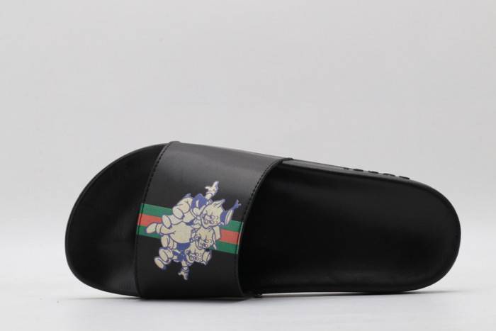 G*u*i slippers