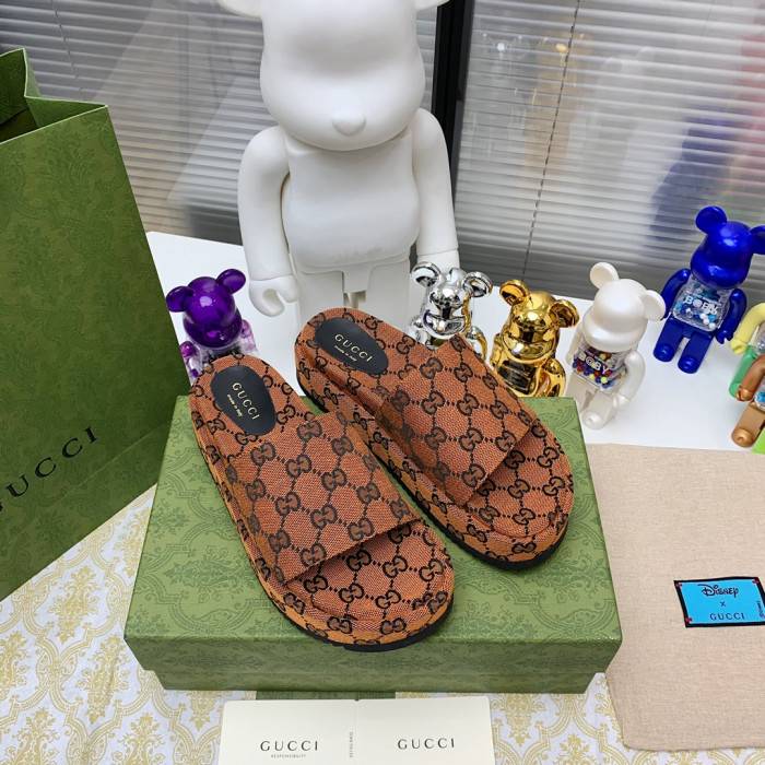 G*u*i slippers
