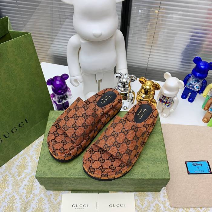 G*u*i slippers