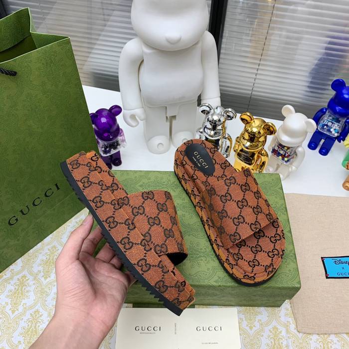 G*u*i slippers