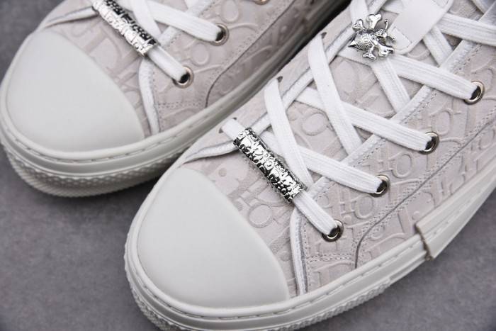 D10R B23 Oblique High Top Sneaker
